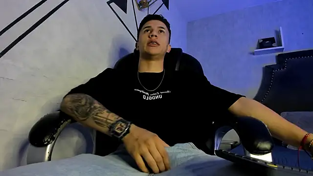 liaamsmiith  online show from 12/17/25, 12:43