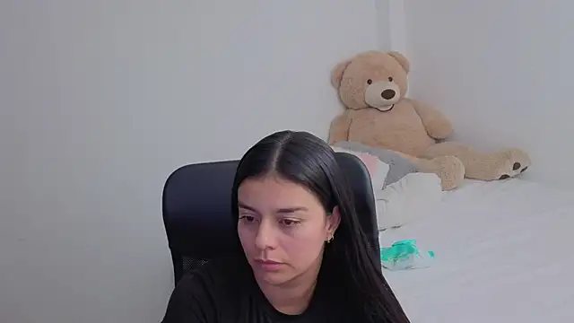 Snapshot of valerihouse chatting on 02/17/26, 01:25 valerihouse online show from 02/17/26, 01:25