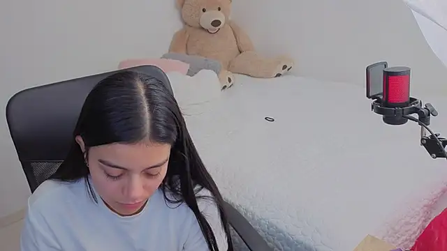 Snapshot of valerihouse chatting on 02/07/26, 01:02 valerihouse online show from 02/07/26, 01:02