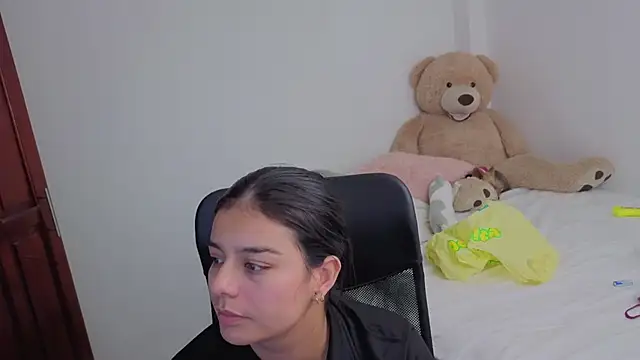 Snapshot of valerihouse chatting on 02/25/26, 12:44 valerihouse online show from 02/25/26, 12:44