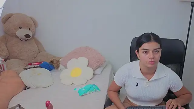 Snapshot of valerihouse chatting on 10/18/25, 01:18 valerihouse online show from 10/18/25, 01:18