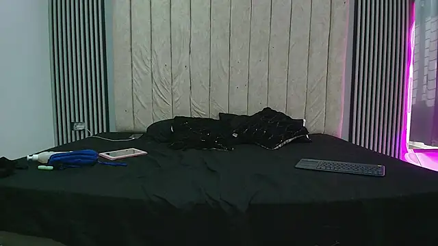 Snapshot of Rowan_Mills chatting on 10/01/25, 01:15 Rowan Mills online show from 10/01/25, 01:15