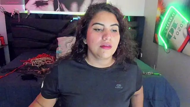 Snapshot of Sara_Bdsm_ chatting on 04/19/26, 04:19 Sara Bdsm online show from 04/19/26, 04:19