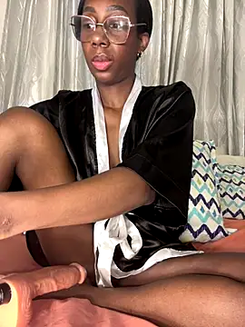 Snapshot of AmyRoss_1 chatting on 10/04/25, 09:44 AmyRoss 1 online show from 10/04/25, 09:44