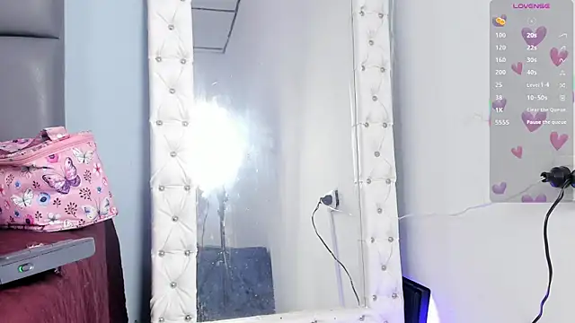 Niicolle Evanss online show from 10/23/25, 03:43