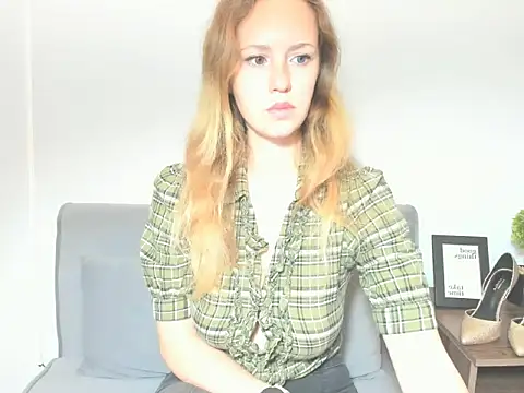 Snapshot of LyraHotty chatting on 10/18/25, 04:25 LyraHotty online show from 10/18/25, 04:25