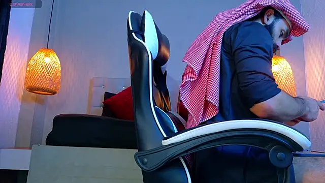 Snapshot of Thaiel_Fosteer chatting on 10/23/25, 04:33 Thaiel Fosteer online show from 10/23/25, 04:33