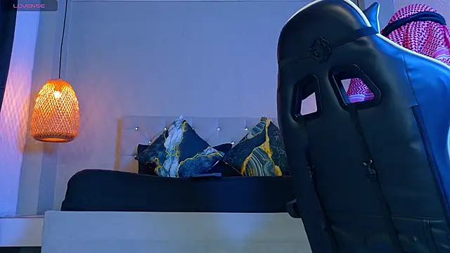 Thaiel Fosteer online show from 04/15/26, 08:20