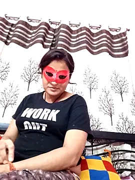 Snapshot of Gullapi chatting on 10/15/25, 08:28 Gullapi online show from 10/15/25, 08:28