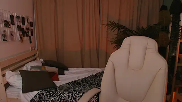 Halle Berrry online show from 11/26/25, 02:06