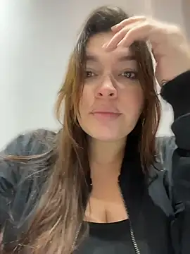 Snapshot of sarahreyess_11 chatting on 05/19/26, 10:22 sarahreyess 11 online show from 05/19/26, 10:22