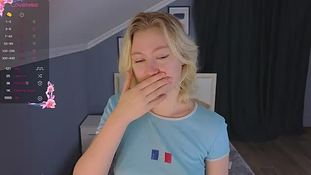 Snapshot of Violet_Willis chatting on 10/12/25, 06:09 Violet Willis online show from 10/12/25, 06:09