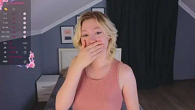 Snapshot of Violet_Willis chatting on 10/08/25, 10:10 Violet Willis online show from 10/08/25, 10:10