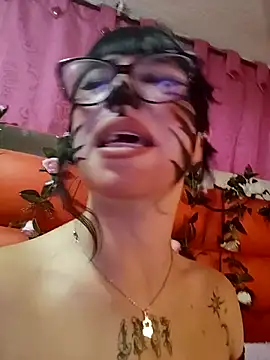 Snapshot of Kitty_Melodi chatting on 10/16/25, 11:07 Kitty Melodi online show from 10/16/25, 11:07