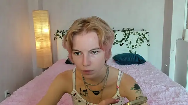Snapshot of Pink_Lila18 chatting on 09/12/25, 08:03 Pink Lila18 online show from 09/12/25, 08:03
