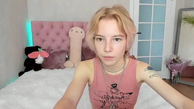 Snapshot of Pink_Lila18 chatting on 09/15/25, 09:43 Pink Lila18 online show from 09/15/25, 09:43