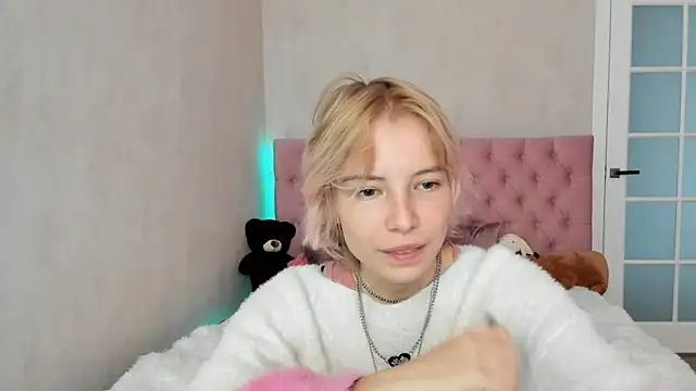 Snapshot of Pink_Lila18 chatting on 09/14/25, 08:37 Pink Lila18 online show from 09/14/25, 08:37