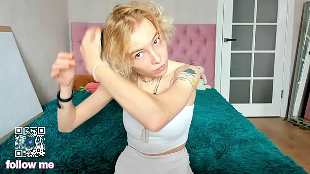 Snapshot of Pink_Lila18 chatting on 10/15/25, 08:33 Pink Lila18 online show from 10/15/25, 08:33