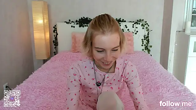Snapshot of Pink_Lila18 chatting on 10/09/25, 08:04 Pink Lila18 online show from 10/09/25, 08:04