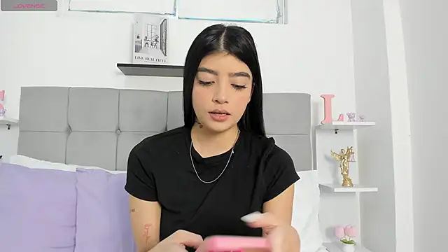 Sarahlopezz online show from 06/04/26, 07:07