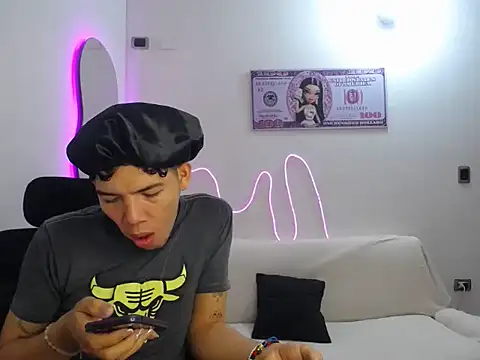 Snapshot of brutal_dirty_sex chatting on 10/10/25, 09:59 brutal dirty sex online show from 10/10/25, 09:59