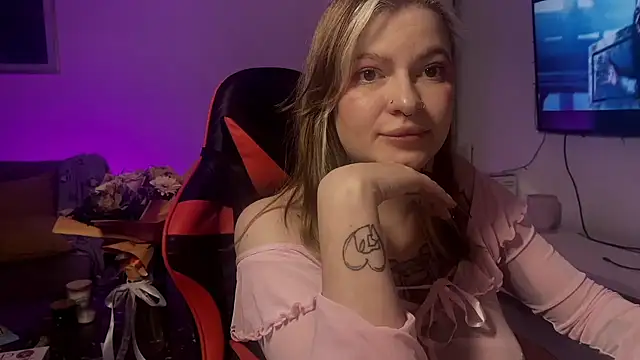 Snapshot of Mia_Kamp chatting on 02/14/26, 05:35 Mia Kamp online show from 02/14/26, 05:35