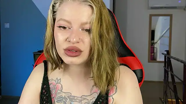 Snapshot of Mia_Kamp chatting on 09/19/25, 03:05 Mia Kamp online show from 09/19/25, 03:05