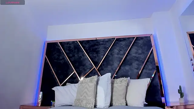 SusanaHenao online show from 12/15/25, 05:41