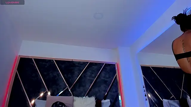 SusanaHenao online show from 10/30/25, 06:49