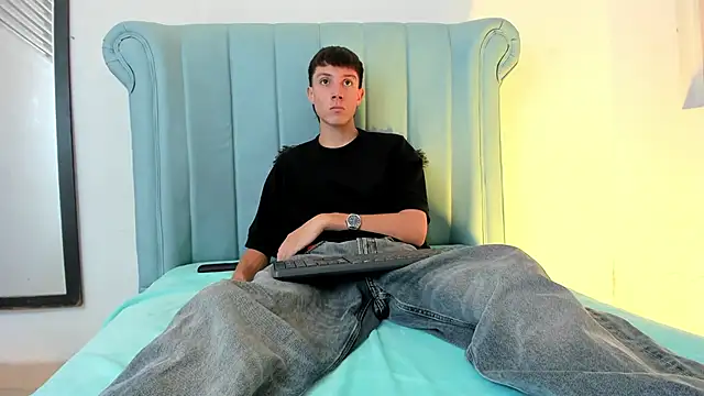 Snapshot of LittleDanny_ chatting on 03/10/26, 04:33 LittleDanny online show from 03/10/26, 04:33