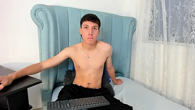 Snapshot of LittleDanny_ chatting on 10/29/25, 02:49 LittleDanny online show from 10/29/25, 02:49