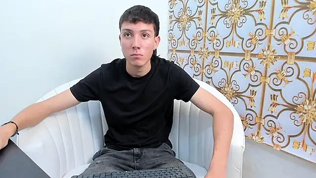 Snapshot of LittleDanny_ chatting on 12/16/25, 05:06 LittleDanny online show from 12/16/25, 05:06