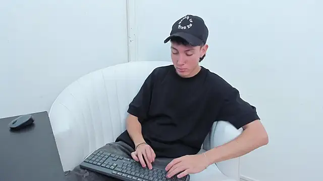 Snapshot of LittleDanny_ chatting on 11/12/25, 04:00 LittleDanny online show from 11/12/25, 04:00