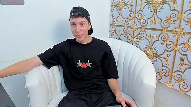 Snapshot of LittleDanny_ chatting on 12/02/25, 07:15 LittleDanny online show from 12/02/25, 07:15