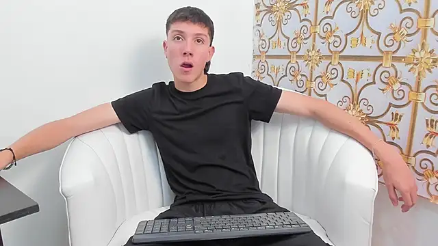 Snapshot of LittleDanny_ chatting on 11/21/25, 04:28 LittleDanny online show from 11/21/25, 04:28