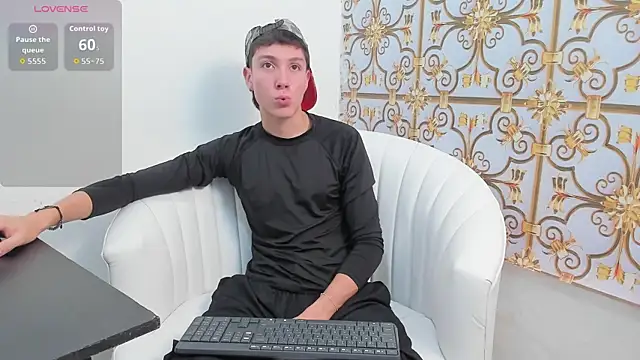 Snapshot of LittleDanny_ chatting on 11/18/25, 02:53 LittleDanny online show from 11/18/25, 02:53