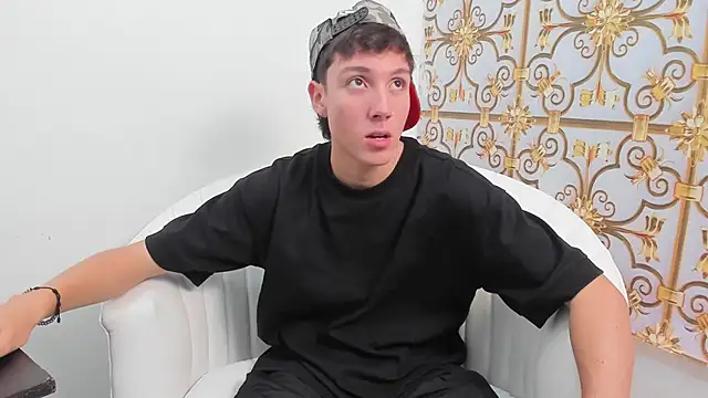 Snapshot of LittleDanny_ chatting on 11/19/25, 04:07 LittleDanny online show from 11/19/25, 04:07