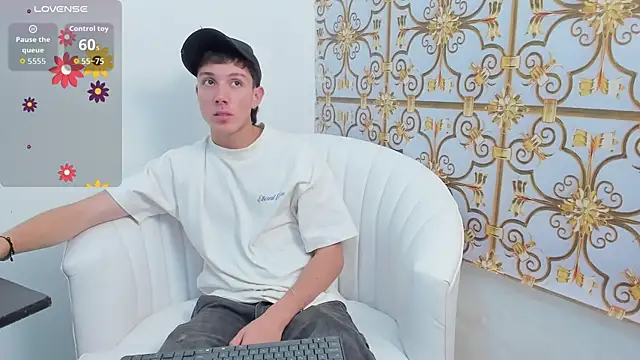 Snapshot of LittleDanny_ chatting on 11/15/25, 07:07 LittleDanny online show from 11/15/25, 07:07