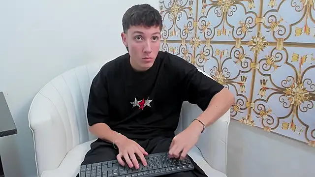 Snapshot of LittleDanny_ chatting on 11/25/25, 07:03 LittleDanny online show from 11/25/25, 07:03