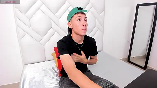 Snapshot of LittleDanny_ chatting on 11/03/25, 07:39 LittleDanny online show from 11/03/25, 07:39