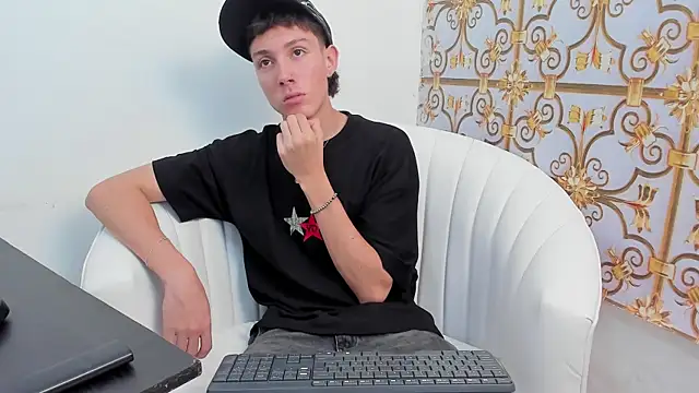 Snapshot of LittleDanny_ chatting on 11/26/25, 07:03 LittleDanny online show from 11/26/25, 07:03