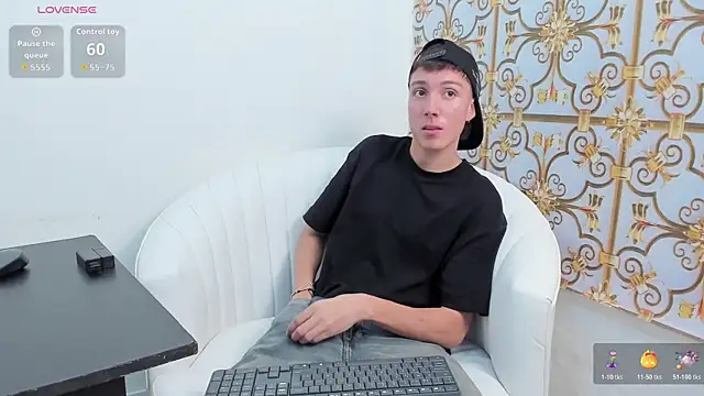 Snapshot of LittleDanny_ chatting on 11/24/25, 07:25 LittleDanny online show from 11/24/25, 07:25