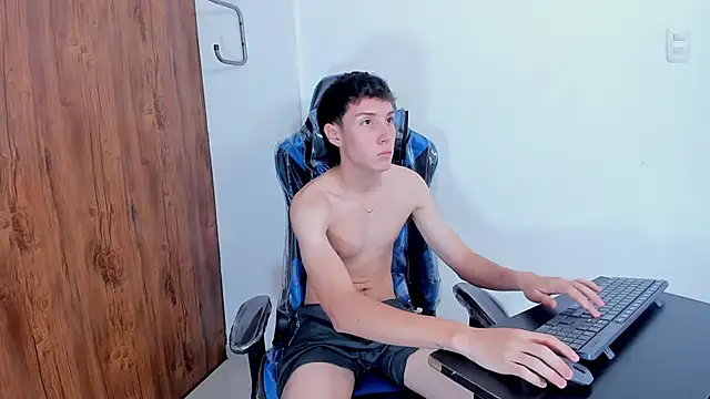 Snapshot of LittleDanny_ chatting on 09/09/25, 02:04 LittleDanny online show from 09/09/25, 02:04