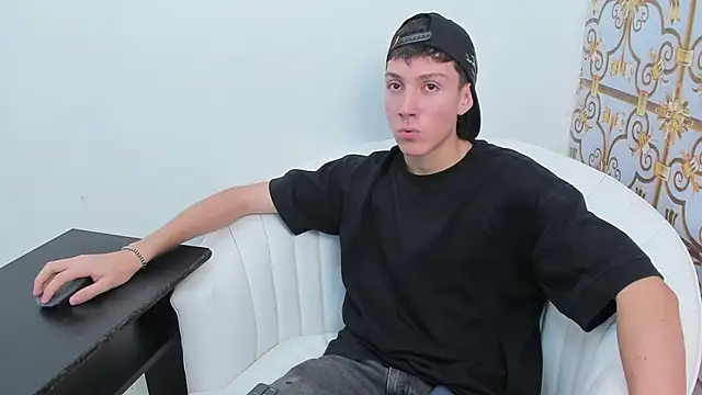 Snapshot of LittleDanny_ chatting on 12/18/25, 04:33 LittleDanny online show from 12/18/25, 04:33