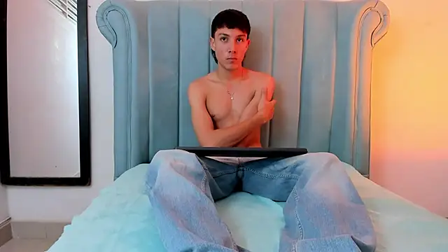 Snapshot of LittleDanny_ chatting on 03/13/26, 03:50 LittleDanny online show from 03/13/26, 03:50