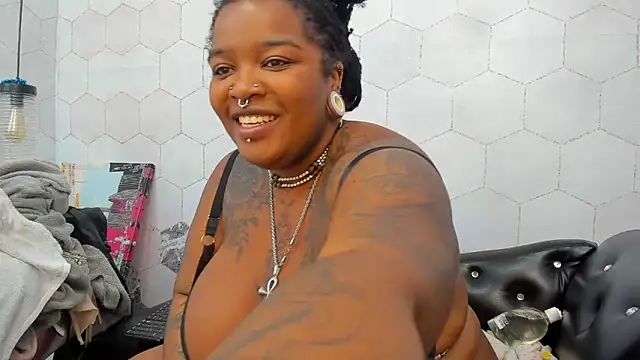 Snapshot of Anaa_Fuentess chatting on 10/10/25, 12:17 Anaa Fuentess online show from 10/10/25, 12:17