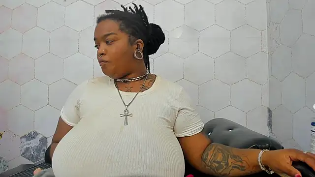 Snapshot of Anaa_Fuentess chatting on 10/18/25, 12:07 Anaa Fuentess online show from 10/18/25, 12:07