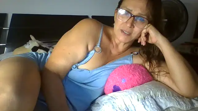 Snapshot of MiaVega chatting on 11/24/25, 02:11 MiaVega online show from 11/24/25, 02:11