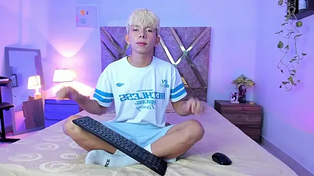 Hyunjin Son online show from 03/12/26, 12:42