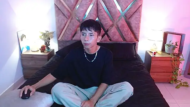 Hyunjin Son online show from 09/19/25, 12:36